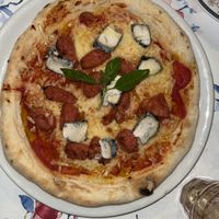 vegane Pizza mit Gorgonzola und Salsiccia  at Ristoro Dantesca in Pisa