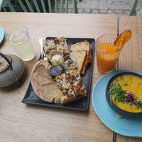 Entradas sopa e bebidas at Orteá - Vegan Collective in Lisbon