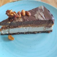 Snickers cake at Orteá - Vegan Collective in Lisbon