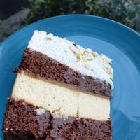 Chocolate cake with white chocolate mousse and passion fruit at Orteá - Vegan Collective in Lisbon