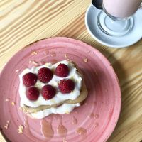French toast with pink latte at Orteá - Vegan Collective in Lisbon