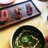 pea soup + hummus and tempeh bacon bruschettas at Orteá - Vegan Collective in Lisbon