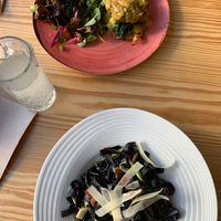 Black pasta and mushrooms burguer at Orteá - Vegan Collective in Lisbon