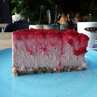 Raw raspberrie cake at Orteá - Vegan Collective in Lisbon