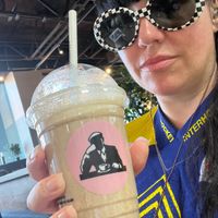 So good banana and peanut butter smoothie with mil made from peas! Delicious 💚🌱 at NCE - Joe & The Juice - T1 in Nice