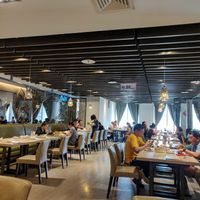 Modern decor at Hi-Lai Vegetarian 漢來蔬食 - Hanshin Shopping in Kaohsiung