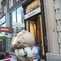 Cinnamon oat and cookie combo in front of the store at Veganista Ice Cream VI in Vienna
