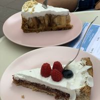 Banoffeee Kuchen (hinten) at Cakester Cafe in Krakow