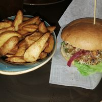 Vegan Burger with wedges at Shaka Burgerhouse in Garmisch Partenkirchen