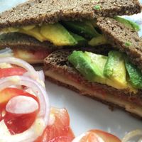 clubsandwich with avocado, tomato and cheese served with chips (wich were on an other plate) at Jina's in Unawatuna