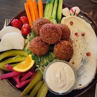 Kleurrijk eten. Falafel met tahinisaus, groenten, platbrood en  hummus. at Syrisch Eethuis Moushmoush in Arnhem