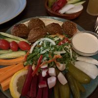 Falafel maaltijd met extra rauwkost   at Syrisch Eethuis Moushmoush in Arnhem