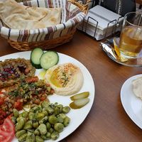 Vegan mezze proeverij at Syrisch Eethuis Moushmoush in Arnhem