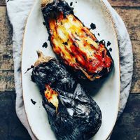 Grilled eggplant, served with grilled tomato, vegan yoghurt with tahina, vinaigrette, parsely and spiced rice.  at Syrisch Eethuis Moushmoush in Arnhem