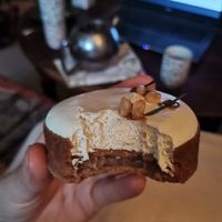 Le garrigue, mousse romarin praliné de pignons de pin 💜 at Oh Faon in Marseille