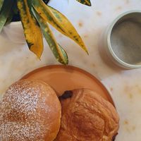 Pain au chocolat et liège au sucre at Oh Faon in Marseille