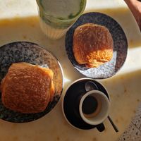 Pain ou chocolate, latte macha e caffè at Oh Faon in Marseille