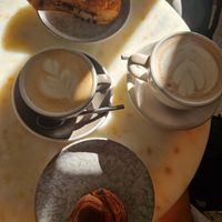 Croissants Crema e cioccolato, croissant caramello e vaniglia, chai latte e cappuccio at Oh Faon in Marseille