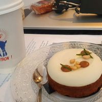 Une pâtisserie parmi celles achetées : touche romarin, et thé hojicha at Oh Faon in Marseille