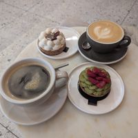 Americano, Cappuccino und zwei Törtchen = 21,90€ at Oh Faon in Marseille