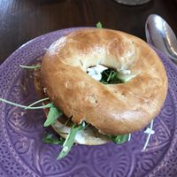 Bagel mit Zucchini Pattie at Café Frida in Ulm