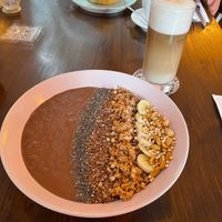 Smoothie bowl with chocolate, peanut and banana and a Spekulatius Latte at Café Frida in Ulm