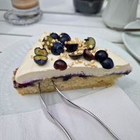 Blaubeerkuchen mit Zitronentopping at Café Frida in Ulm