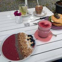 Açai Bowl, Pink Superfood Latte, Breakfast Bagel, Banana Oats at Café Frida in Ulm