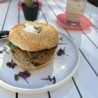 Veganer Bagel mit Zucchini „Omlette“, Rucola, Tomate und Mandelfrischkäse  at Café Frida in Ulm