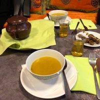Zum Tee werden köstliche Datteln serviert! Die Suppe war optimal gewürzt! at Adagio in Gmunden