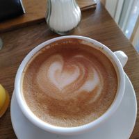 Der am nettesten servierte Kaffee, den ich seit langem bekommen habe: "von Herzen" von einer sehr netten Kellnerin at Wo ist Tom in Cologne