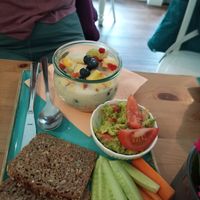Veganes Frühstück mit Müsli und Guacamole at Stadtkind Konstanz in Konstanz
