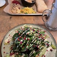 Veganes Mozarella Brot (mit viel Spinat), im Hintergrund "Liebling";   at Liebling in Vienna