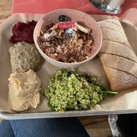 "Liebling"Frühstück mit Hummus, Baba Ganoush und Rote Rübe Aufstrich, Ciabatta, Reissalat (?) und Birchermüsli, sehr zu empfehlen  at Liebling in Vienna