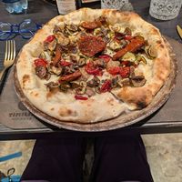 Vegan pizza at Timilia in Palermo