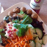 Vegan bowl: rice, cucumber, carrot, beetroot, falafel, hummus, lettuce, mint, pommegrenate and tahinidressing at Dean & David - Hauptbahnhof Express in Berlin