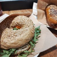 Baba Ganoush Bagel en Vegan Bagel Dog (dit keer gemaakt met tomaat knoflook bagel deeg) at BetterBagels Bakery in Leiden
