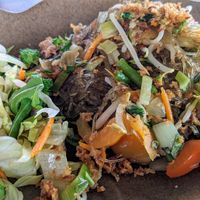 Gebratene Glasnudeln mit Gemüse und veganem Hühnerfleisch at Nammi in Berlin