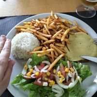 Pedazo hamburguesa vegetariana 🥰!!  Creía que era una hamburguesa  con pan y patatas ....normalita y me encuentro esto 🥰🥰🥰 at Spacos in Vila Praia De Ancora