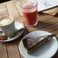 Bountytaart, cappuccino met havermelk en een fruitsmoothie at Leut in Oost-vlieland