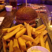 Heerlijke avocado burger, en champignonsoep op. Ze hebben een aantal vegan keuzes in het menu. Personeel is erg vriendelijk. at Plein 4 in Eindhoven