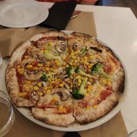 Pizza con queso vegano, maíz, brócoli y champiñones at Rancho Chico in Suances