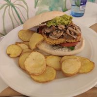 Hamburguesa vegana de garbanzos con champiñones y guacamole at Rancho Chico in Suances