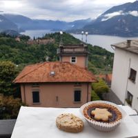 Picked up some delicious little jam tarts and biscuits here to enjoy with the glorious view (you'll have to walk up a bit for this one!) Delicious 😋 at NaturalMente in Varenna