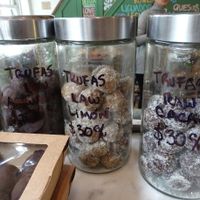 raw energy balls at Mercado Verde - Sarandi in Montevideo