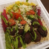 Falafel, Hummus, Reis, Salat - über TooGoodToGo at Garbanzo - Falafel & Hummus Bar in Vienna