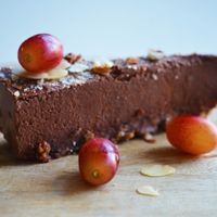 Homemade sweets, like ths rawvegan chocolat tart at Ecotarier Foodtruck in Antwerpen