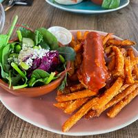 Curryworst met zoete aardappelfrites   at Het Slachthuis in Leiden