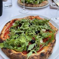 Pizza Vegan mit getrockneten Tomaten/ Oliven/Rucola und ja mit Kartoffeln😄 at Ristorante Pizzeria La Roche in Marnega Brenzone Sul Garda