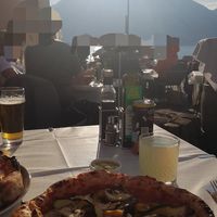 Pizza mit gegrillten Auberginen, Paprika, Pilze, Zucchini at Ristorante Pizzeria La Roche in Marnega Brenzone Sul Garda